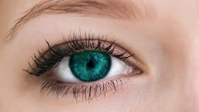 العيون الزمردية Emerald Eyes