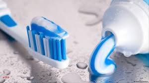تنظيف الأسنان بالفرشاة والمعجون