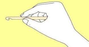 طريقة إمساك إبرة الكروشيه مثل القلم