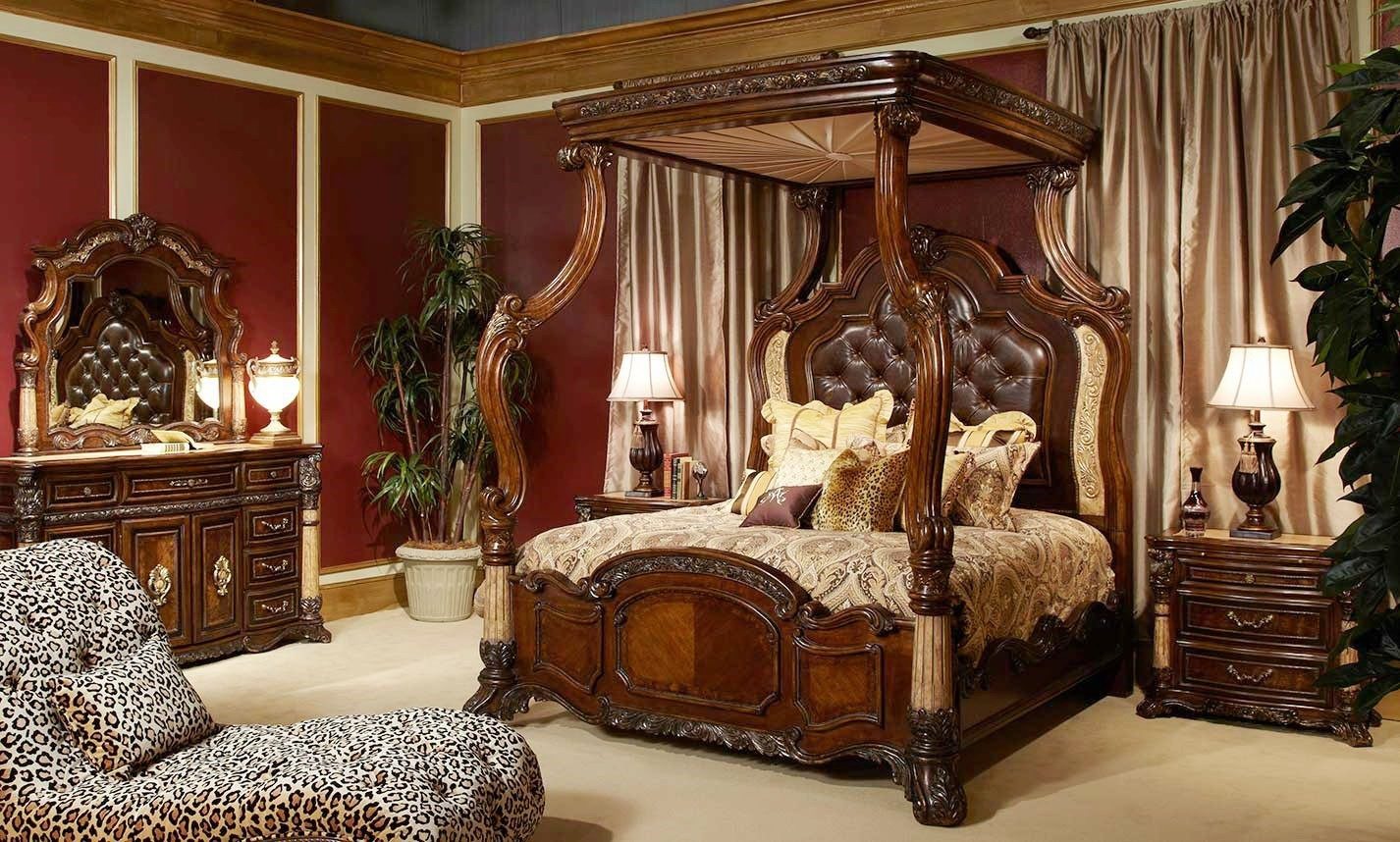 غرفة نوم الملكة فيكتوريا تعتبر من قطع الأساس المصممة بشكل معقد مع أرضية بيضاء وسرير ملكي من الخشب المزخرف