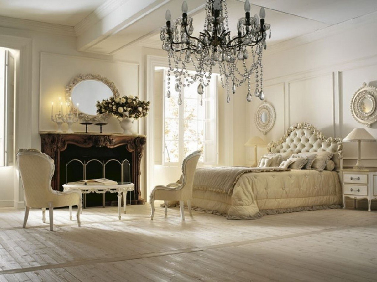 غرفة نوم بيضاء ناصعة مع أرضية خشبية ومكان للجلوس والقراءة تجعلك تبدأ صباحك بنشاط وحيوية
