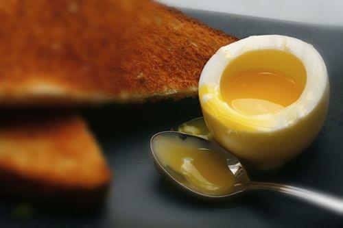 تناول البيض المسلوق الطري