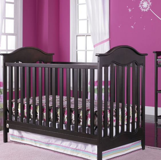 سرير الأطفال باللون البني التقليدي