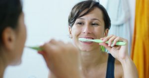 10 بدائل طبيعية لمعجون الأسنان