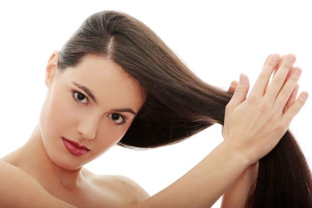 أهم الزيوت الطبيعية الموصي باستخدامها لصحة ونمو الشعر