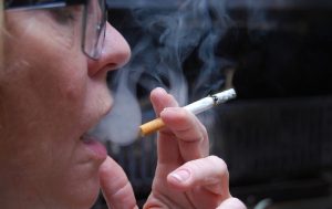هل التدخين السلبي بنفس خطورة التدخين الإرادي على الصحة؟