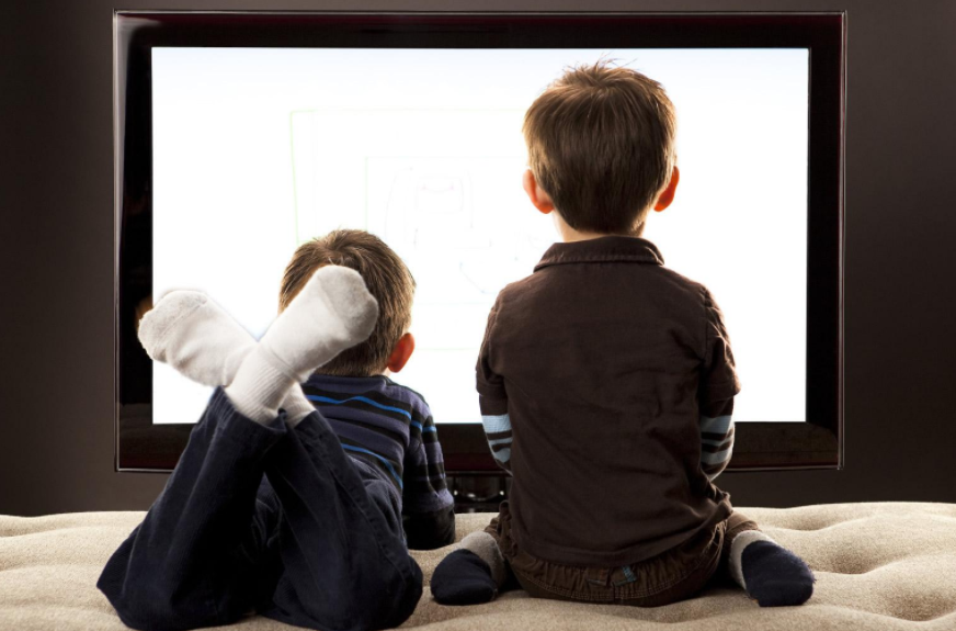 تأثير التلفاز على الأطفال ما بين السلبي والإيجابي