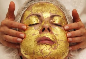 فوائد القناع الذهبي للوجه (gold face mask)