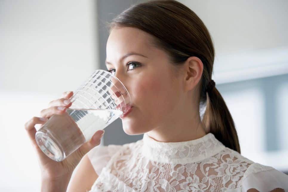 لماذا قد تفكر في شرب لترين من الماء يوميًا؟