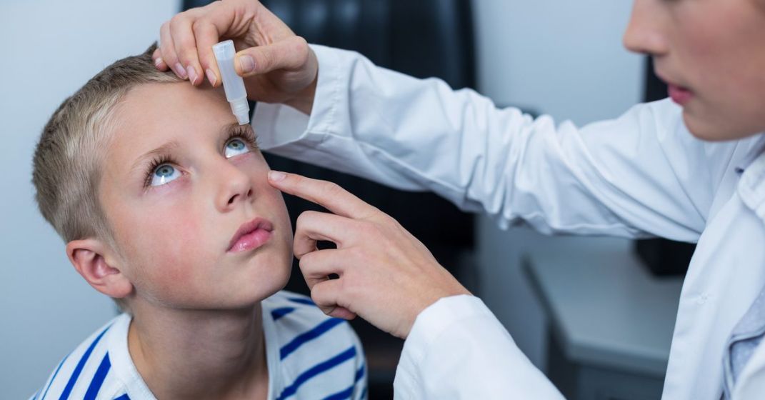 علاج التهاب العين عند الأطفال