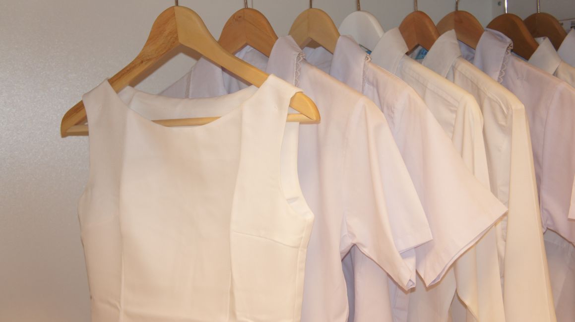 طريقة إزالة البقع من الملابس البيضاء