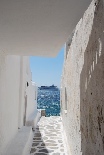 ميكنوس هي وجهة للعبارات والرحلات البحرية التي تصل إلى الجزيرة وتتوقف ثم تغادر إلى الجزر اليونانية الأخرى.