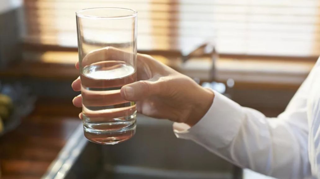 شرب كمية كبيرة من الماء – تعويض الجسم عما ينقصه