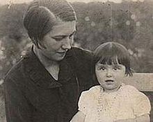 مريم مع والدتها