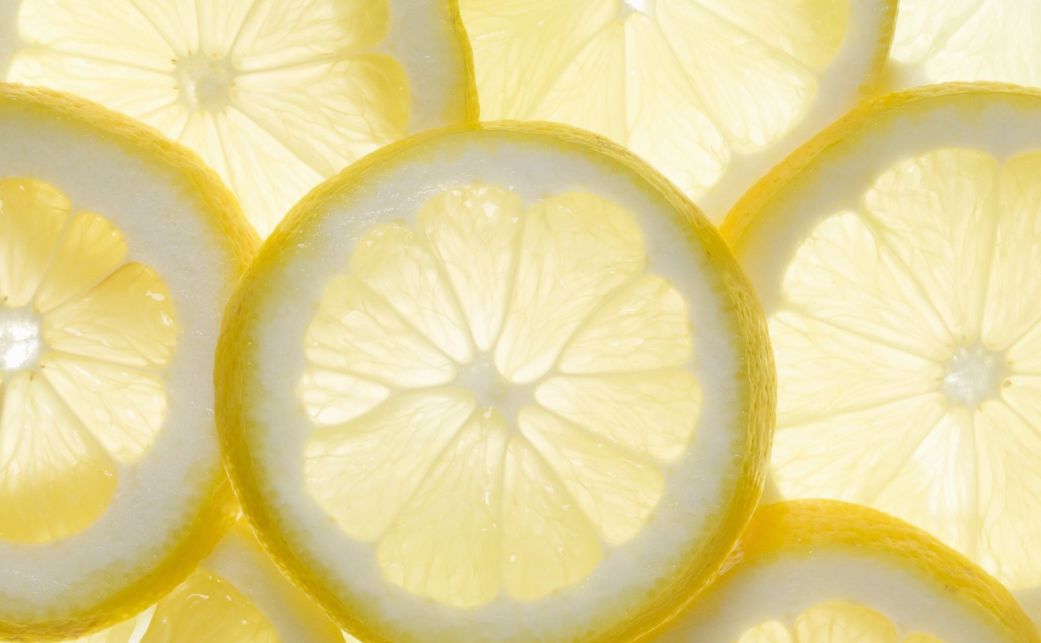 لماذا يكون من الممكن الشعور بالوخز والحرق من الليمون؟