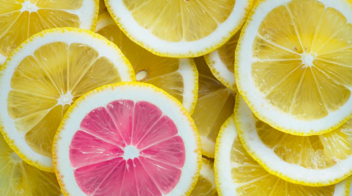 ما هي الفوائد التي يضمنها الليمون للبشرة الدهنية ؟