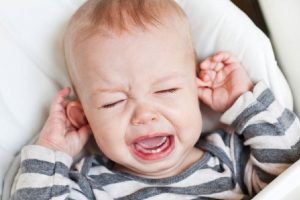 ما هي أسباب و أعراض التهاب الأذن الوسطى وكيف يمكن التعامل معه؟