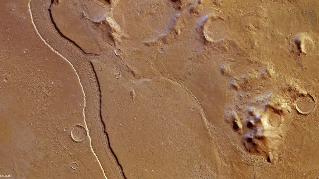 أخدود على سطح كوكب المريخ، يعتقد العلماء أن الماء السائلة كانت تجري هناك في الماضي