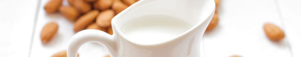 6 – حليب اللوز Almond Milk