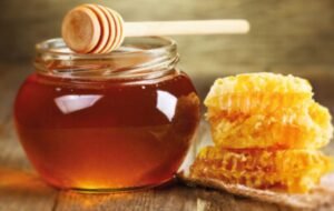 العسل للرجيم هل العسل يسمن أم أنه يساعد في خسارة الوزن؟