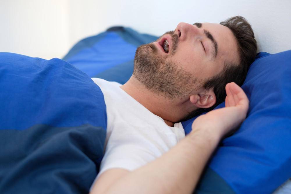 تعد مشكلة جفاف الحلق والبلعوم من الأمور المزعجة، التي تؤثر على النوم ليلًا، تعرف على أسباب جفاف الحلق والبلعوم، وكيفية العلاج بطرق طبيعية.