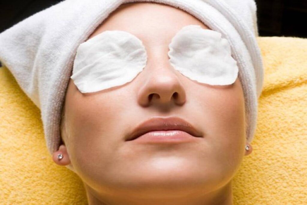 الكمادات الساخنة لعلاج دمل العين